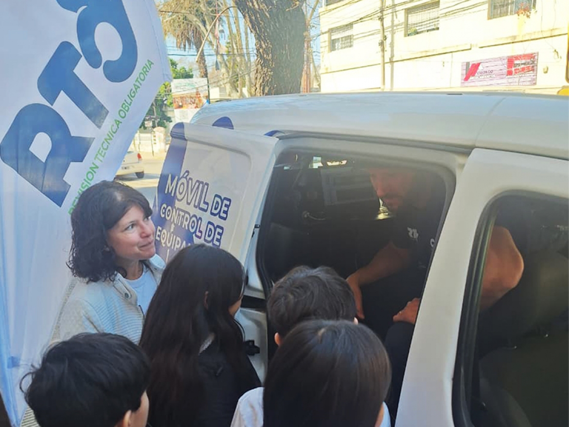 La visita fue destinada a alumnos y alumnas de diferentes cursos, con el objetivo de concientizar sobre la importancia de la seguridad vehicular y el respeto a las 
